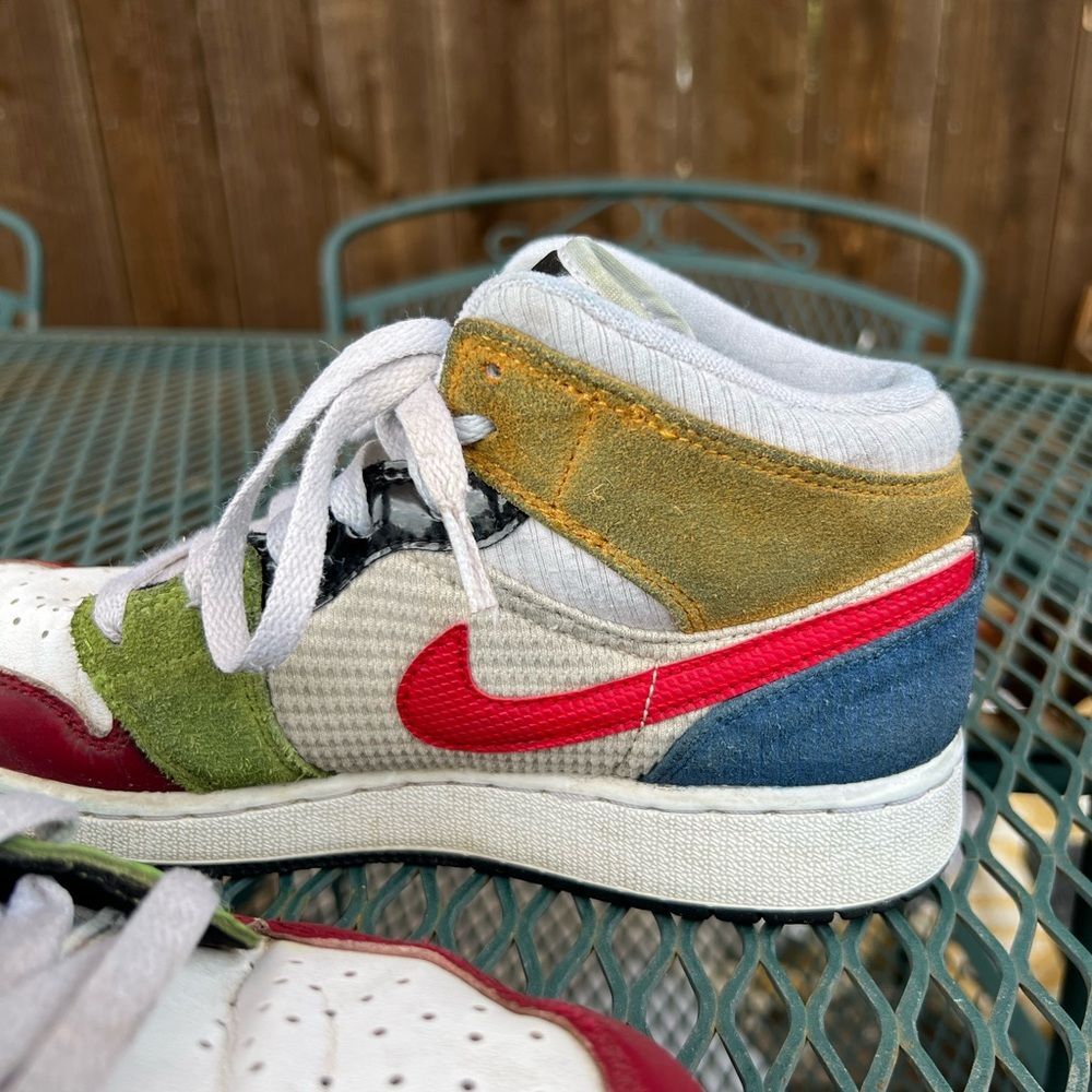 Nike Boys Kids Sneakers in Red, Green, and Gold 5Y - Picture 10 of 14